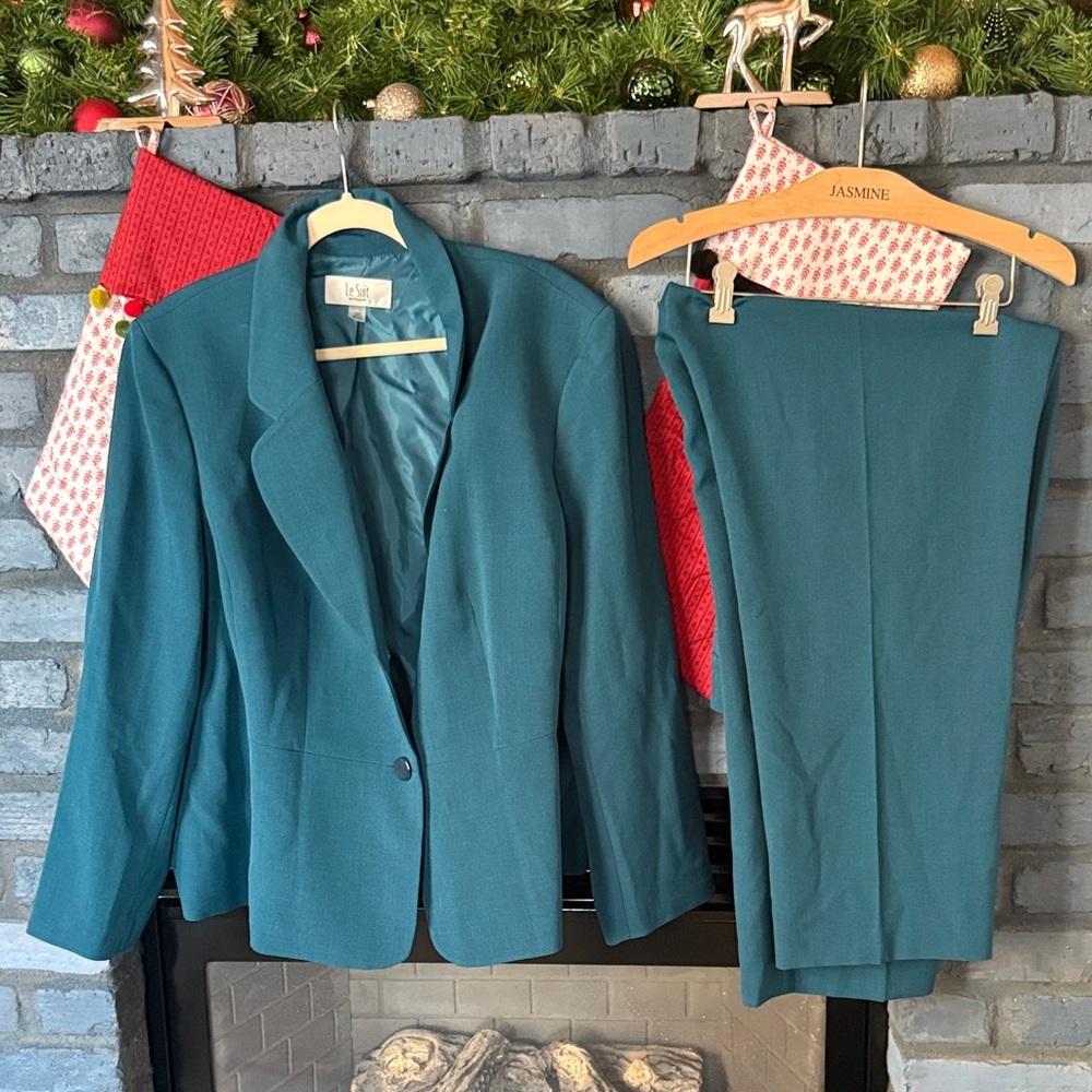 Le Suit Elegant Teal Ensemble